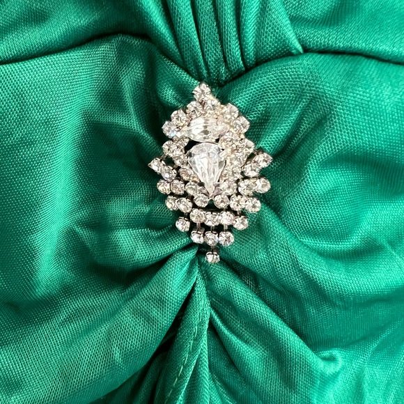 Formal Wear - Picture 3 of 4